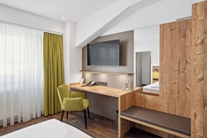 Studio Grand, không hút thuốc | Két bảo mật tại phòng, bàn, khu vực làm việc phù hợp cho laptop 