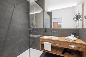 Habitación individual estándar, no fumadores | Baño | Ducha, secador de pelo, toallas y jabón