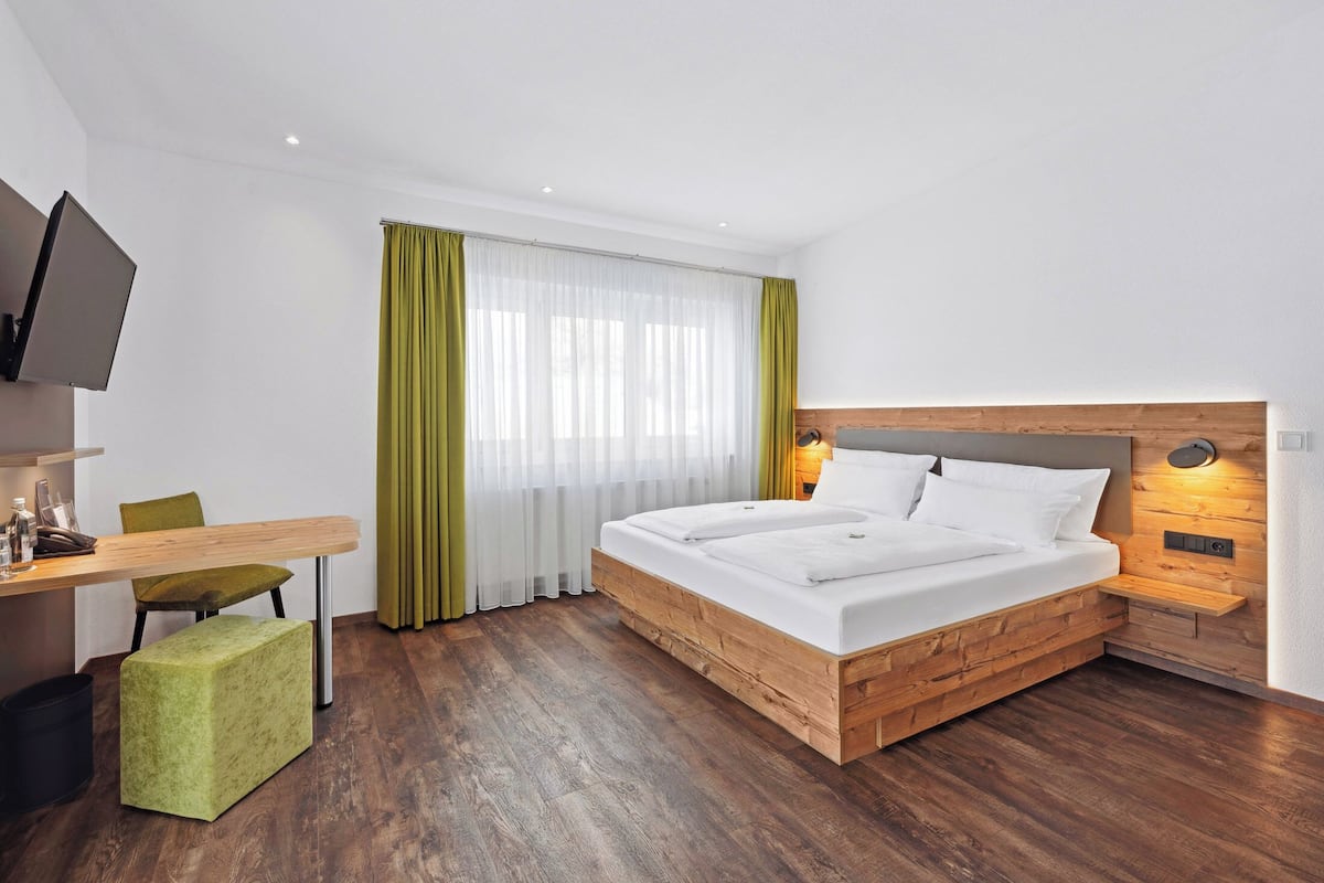 Estudio Grand, para no fumadores | 1 habitación, caja de seguridad en la habitación y escritorio