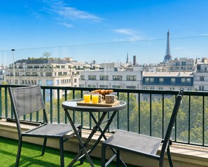 Outdoor dining - Champs-Élysées studio with balcony & AC (Paris)