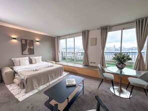 Iron/ironing board, travel crib, WiFi, bed sheets - Champs-Élysées view studio with balcony & AC (Paris)