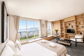 Iron/ironing board, WiFi, bed sheets - Champs-Élysées studio with balcony & AC (Paris)