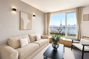 TV, offices - Champs-Élysées studio with balcony & AC (Paris)