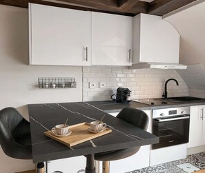 Fridge, microwave, oven, stovetop - Cozy apartment near Palais Garnier (Paris)