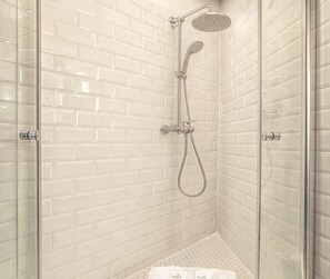 Dusche, Haartrockner, Handtücher, Seife