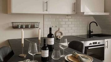 Een koelkast, een microgolfoven, een oven, een kookplaat