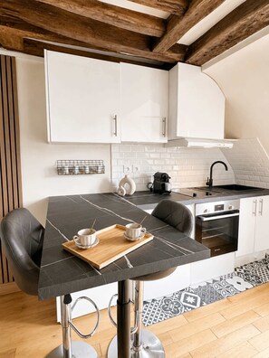 Fridge, microwave, oven, stovetop - Cozy apartment near Palais Garnier (Paris)