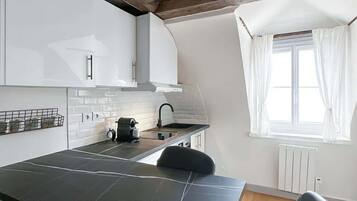 Een koelkast, een microgolfoven, een oven, een kookplaat