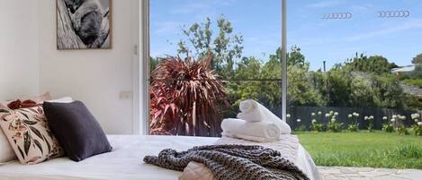 4 soverom, skrivebord, strykejern/-brett og reiseseng for barn