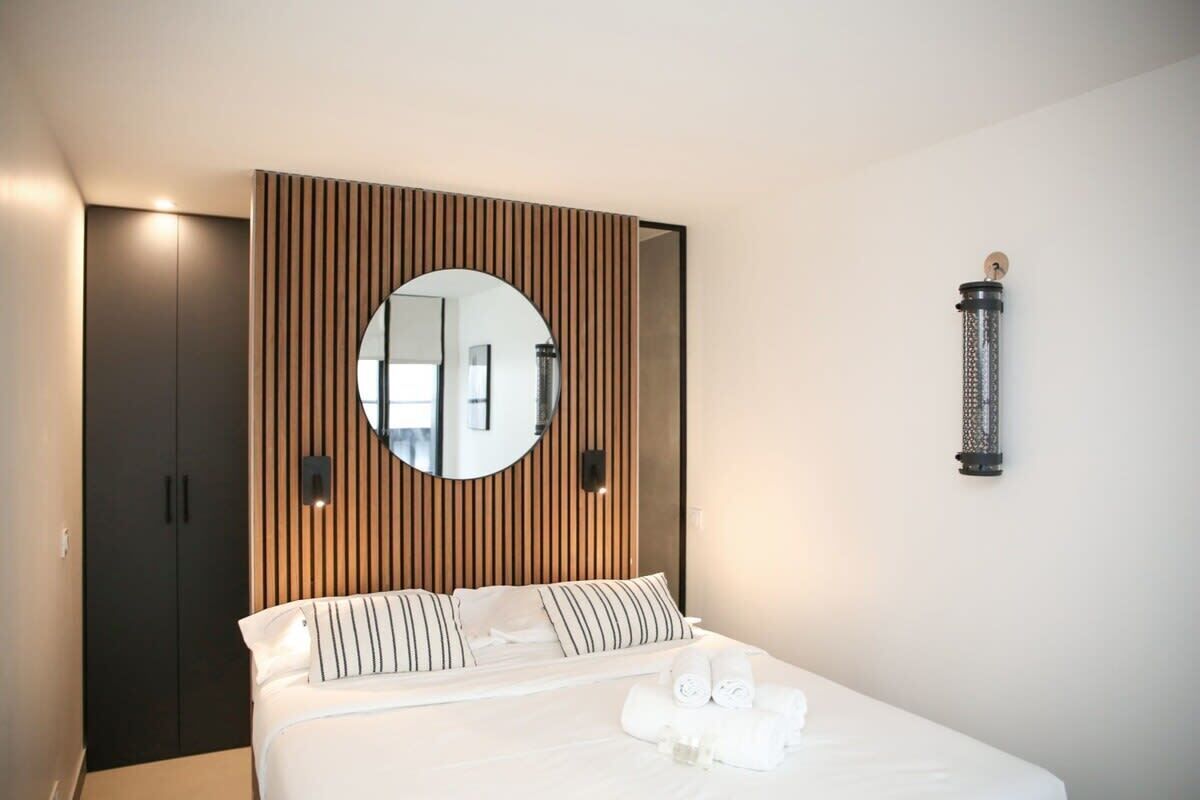 2 bedrooms, desk, iron/ironing board, WiFi
