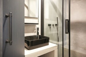 Douche, sèche-cheveux, serviettes fournies, shampoing