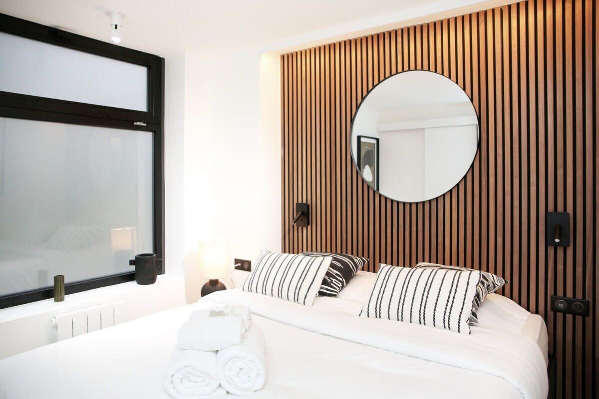 2 bedrooms, desk, iron/ironing board, WiFi