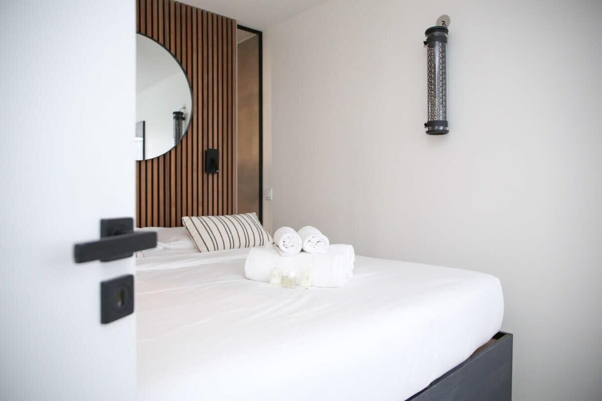 2 bedrooms, desk, iron/ironing board, WiFi