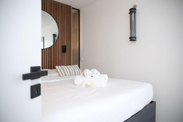 2 bedrooms, desk, iron/ironing board, WiFi