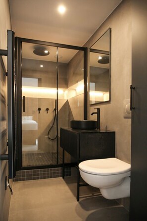 Shower, hair dryer, towels, shampoo