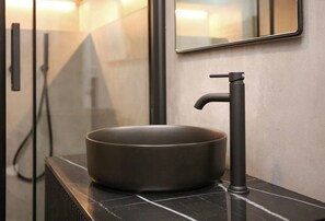 Dusche, Haartrockner, Handtücher, Shampoo