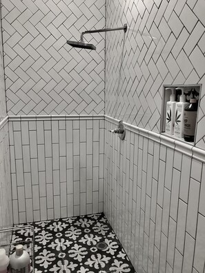 Badekar, hårtørrer, håndklæder