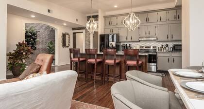 Large Downtown Artist's Loft, 30 min to Lexington, Horse, Bourbon, R River Gorge