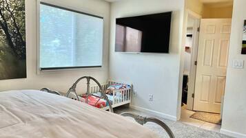4 bedrooms, desk, iron/ironing board, WiFi