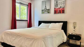 4 slaapkamers, een bureau, een strijkplank/strijkijzer, wifi