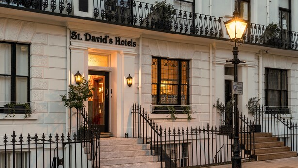 Les hôtels St. David's se distinguent par leur façade classique, leur entrée sécurisée et leur lampadaire bien éclairé.