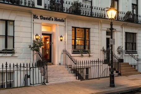 Vista frontal de la propiedad