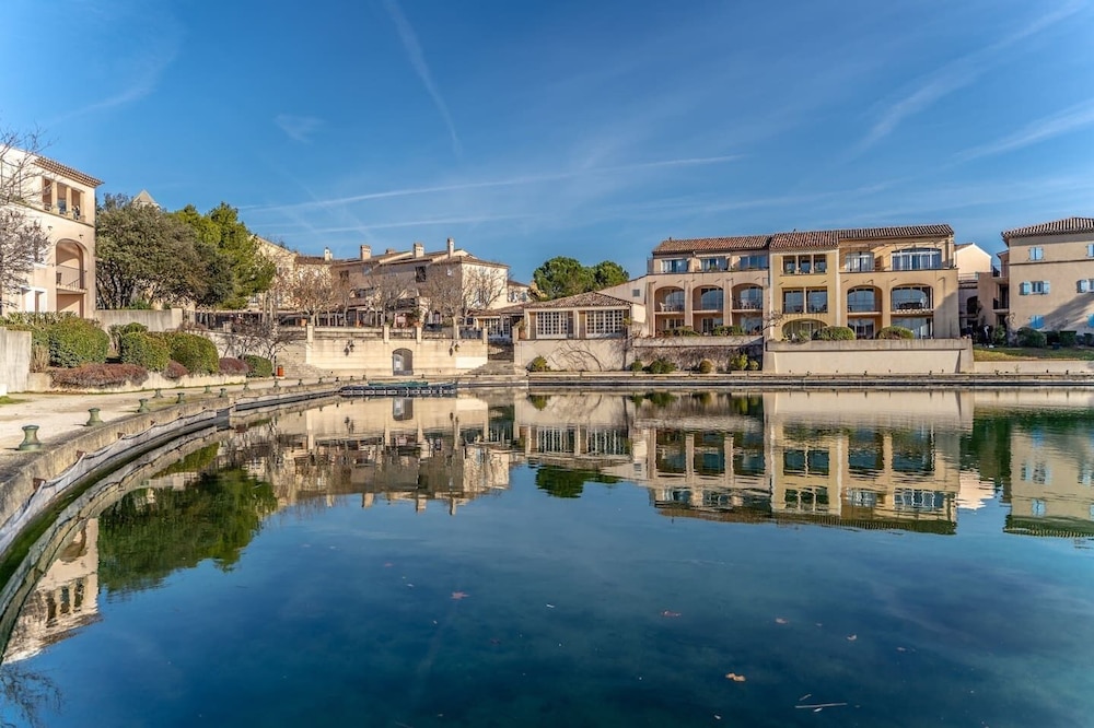 Magnificent lake view at Golf de Pont-Royal
