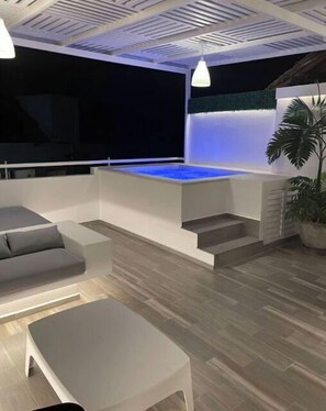 Indoor pool, outdoor pool - Apartment in Acapulco Diamante, with Roof Garden (Acapulco de Juárez)