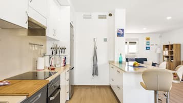 Een koelkast, een magnetron, een oven, een kookplaat