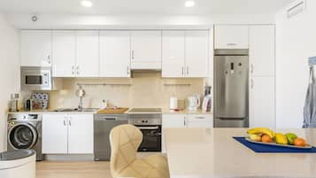 Een koelkast, een magnetron, een oven, een kookplaat