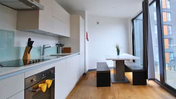 Refrigerador con freezer, microondas, horno, placa de cocina