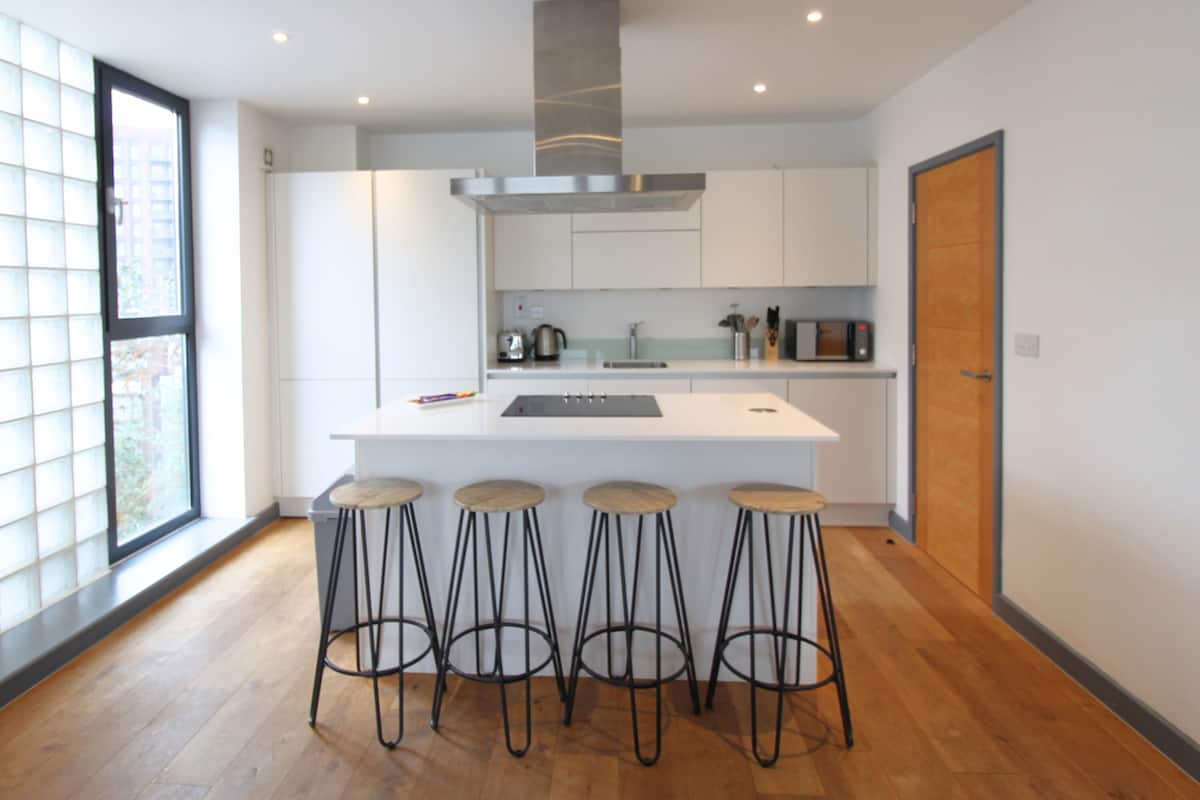 Refrigerador con freezer, microondas, horno, placa de cocina