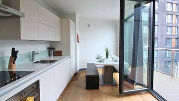 Refrigerador con freezer, microondas, horno, placa de cocina