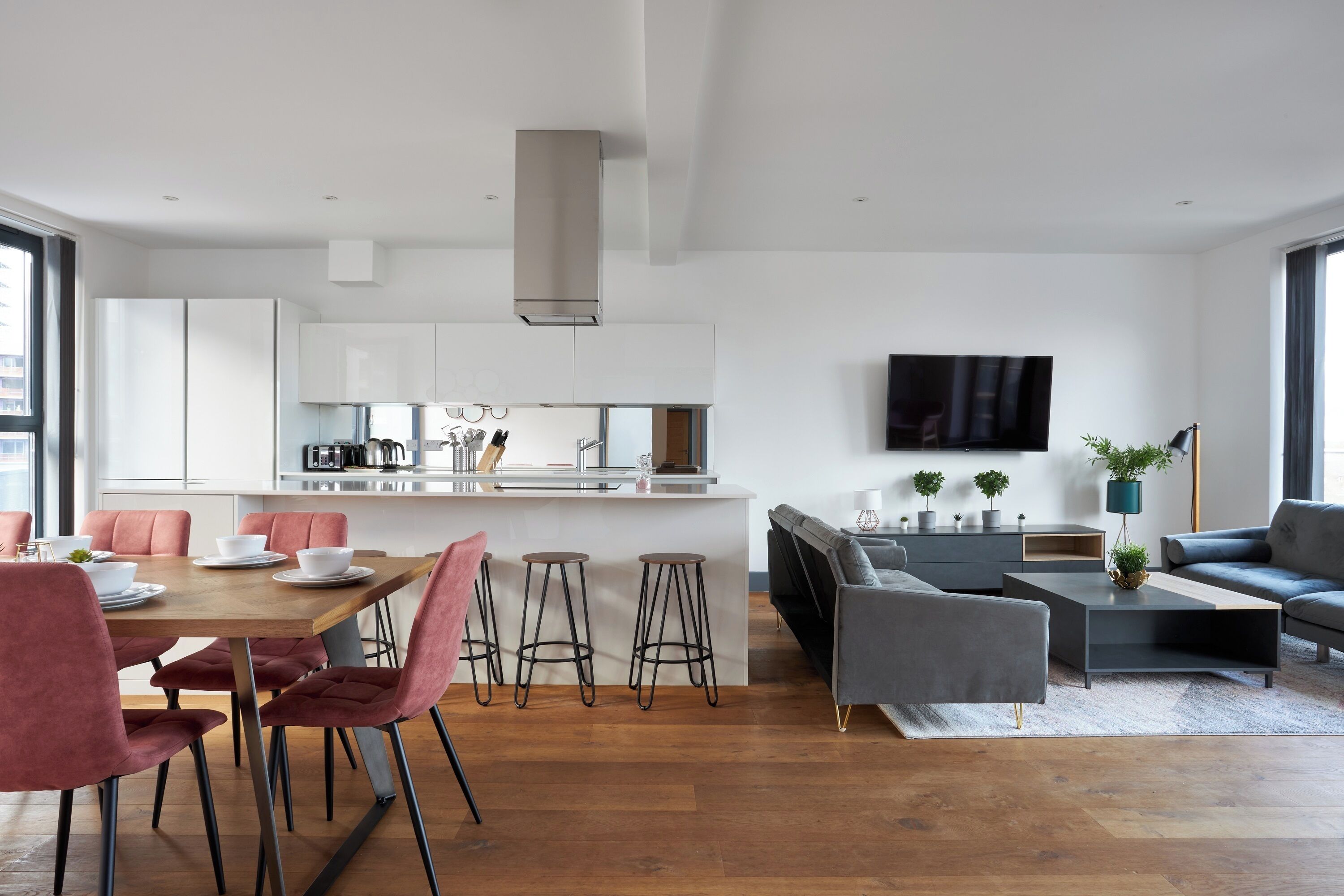 Un espace de vie moderne comprenant une cuisine, un coin repas et un espace détente.
