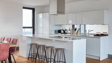 Luxury Apartment | Private kitchen | Full-sized fridge, microwave, oven, stovetop