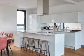 Appartement luxueux | Cuisine privée | Réfrigérateur grande capacité avec congélateur, four à micro-ondes