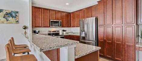 Réfrigérateur, micro-ondes, four, plaque de cuisson