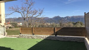 Eine Terrasse mit Blick auf Berge und einen klaren Himmel.