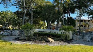Property grounds - Island Villa w/Boat Slip, Pool & Water View, Water Adventures, Ecotours (Key Largo)