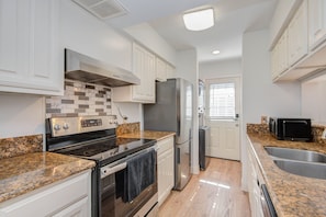 Private kitchen - Cozy Condo with pool 5 minutes from NRG/Rice Village (Houston)