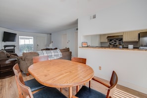 Interior - Cozy Condo with pool 5 minutes from NRG/Rice Village (Houston)