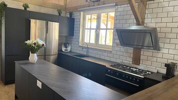 Een koelkast, een microgolfoven, een oven, een kookplaat