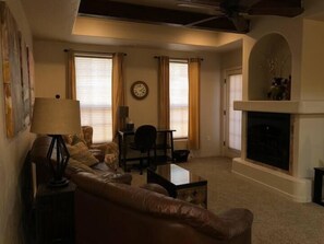 Televisión y chimenea 