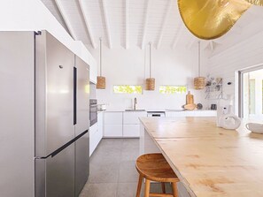 冷蔵庫、電子レンジ、オーブン、コンロ