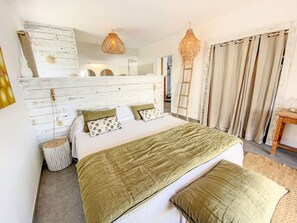 4 chambres, bureau, fer et planche à repasser, lit parapluie