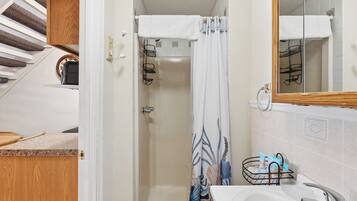 Family Townhome | Bathroom | Shower, hair dryer, towels, soap