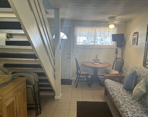 Familiebyhus | Opholdsområde | 32-tommers fladskærms-tv med kabelkanaler, tv