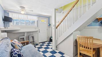 Townhouse – familie | Oppholdsområde | En 32-tommers Flatskjerm-TV med kabel-kanaler samt TV