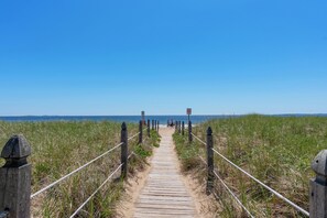 Una playa cerca, arena blanca