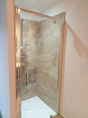 Badewanne, Haartrockner, Handtücher